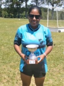 GreNal em benefício da Fran aconteceu nesse domingo Amistosos beneficentes são realizados uma vez ao mês em benefício das atletas Munidas de talento para o futebol, força de vontade e persistência, um time de mulheres se reúne uma vez por mês em prol da solidariedade, e desta vez o amistoso aconteceu em benefício da meia atacante Fran Xavier. O jogo aconteceu na quadra da Arena Sports, contou com a participação de mais de cinco times e do grupo de pagode Mulekes da Noite. De acordo com Claudia Soltau, organizadora dos GreNais, os jogos são sempre em benefício de alguma atleta, seja para custear tratamentos médicos, seja para ajuda em forma de alimentos. “Eles acontecem sempre em beneficio de uma atleta, para custear algum tratamento médico, para cestas básicas ou medicações, e este é o 6º GreNal em benefício da Fran”, explicou Claudia. A renda arrecada no jogo será revertida para custeio da alimentação e das passagens de ônibus da Fran que deverá se deslocar para as cidades onde acontecem os jogos. Conheça a história da Fran Franciele Xavier Zacarias, de 26 anos, atua como meia atacante e neste ano ganhou a oportunidade de atuar no time feminino do Guarani de Bagé. Desde pequena mostrou o seu talento para o futebol, mas foi no Esporte Clube 14 de Julho que recebeu a oportunidade de atuar em outros times. “É uma alegria jogar pelo Guarani, de Bagé. Jogo desde pequena. Comecei a jogar com os meninos nas escolinhas e depois entrei no 14 e tive a oportunidade de jogar no Guarani”, destacou Fran. Fran estreará no próximo domingo (14), contra o Elite Clube Desportivo, na cidade de Santo Ângelo, onde acontece a terceira rodada do Gauchão feminino. “É a minha estreia. Estou muito ansiosa, querendo já estar lá, não sei qual vai ser a adrenalina mas sei que vai ser bom. Quero dar orgulho pra todo mundo e pra meninas que jogam”, enfatizou Fran. Para colaborar com a Fran, basta entrar em contato pelo telefone (55) 99960-2596.
