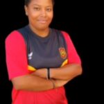 GreNal em benefício da Fran aconteceu nesse domingo Amistosos beneficentes são realizados uma vez ao mês em benefício das atletas Munidas de talento para o futebol, força de vontade e persistência, um time de mulheres se reúne uma vez por mês em prol da solidariedade, e desta vez o amistoso aconteceu em benefício da meia atacante Fran Xavier. O jogo aconteceu na quadra da Arena Sports, contou com a participação de mais de cinco times e do grupo de pagode Mulekes da Noite. De acordo com Claudia Soltau, organizadora dos GreNais, os jogos são sempre em benefício de alguma atleta, seja para custear tratamentos médicos, seja para ajuda em forma de alimentos. “Eles acontecem sempre em beneficio de uma atleta, para custear algum tratamento médico, para cestas básicas ou medicações, e este é o 6º GreNal em benefício da Fran”, explicou Claudia. A renda arrecada no jogo será revertida para custeio da alimentação e das passagens de ônibus da Fran que deverá se deslocar para as cidades onde acontecem os jogos. Conheça a história da Fran Franciele Xavier Zacarias, de 26 anos, atua como meia atacante e neste ano ganhou a oportunidade de atuar no time feminino do Guarani de Bagé. Desde pequena mostrou o seu talento para o futebol, mas foi no Esporte Clube 14 de Julho que recebeu a oportunidade de atuar em outros times. “É uma alegria jogar pelo Guarani, de Bagé. Jogo desde pequena. Comecei a jogar com os meninos nas escolinhas e depois entrei no 14 e tive a oportunidade de jogar no Guarani”, destacou Fran. Fran estreará no próximo domingo (14), contra o Elite Clube Desportivo, na cidade de Santo Ângelo, onde acontece a terceira rodada do Gauchão feminino. “É a minha estreia. Estou muito ansiosa, querendo já estar lá, não sei qual vai ser a adrenalina mas sei que vai ser bom. Quero dar orgulho pra todo mundo e pra meninas que jogam”, enfatizou Fran. Para colaborar com a Fran, basta entrar em contato pelo telefone (55) 99960-2596.