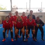 GreNal em benefício da Fran aconteceu nesse domingo Amistosos beneficentes são realizados uma vez ao mês em benefício das atletas Munidas de talento para o futebol, força de vontade e persistência, um time de mulheres se reúne uma vez por mês em prol da solidariedade, e desta vez o amistoso aconteceu em benefício da meia atacante Fran Xavier. O jogo aconteceu na quadra da Arena Sports, contou com a participação de mais de cinco times e do grupo de pagode Mulekes da Noite. De acordo com Claudia Soltau, organizadora dos GreNais, os jogos são sempre em benefício de alguma atleta, seja para custear tratamentos médicos, seja para ajuda em forma de alimentos. “Eles acontecem sempre em beneficio de uma atleta, para custear algum tratamento médico, para cestas básicas ou medicações, e este é o 6º GreNal em benefício da Fran”, explicou Claudia. A renda arrecada no jogo será revertida para custeio da alimentação e das passagens de ônibus da Fran que deverá se deslocar para as cidades onde acontecem os jogos. Conheça a história da Fran Franciele Xavier Zacarias, de 26 anos, atua como meia atacante e neste ano ganhou a oportunidade de atuar no time feminino do Guarani de Bagé. Desde pequena mostrou o seu talento para o futebol, mas foi no Esporte Clube 14 de Julho que recebeu a oportunidade de atuar em outros times. “É uma alegria jogar pelo Guarani, de Bagé. Jogo desde pequena. Comecei a jogar com os meninos nas escolinhas e depois entrei no 14 e tive a oportunidade de jogar no Guarani”, destacou Fran. Fran estreará no próximo domingo (14), contra o Elite Clube Desportivo, na cidade de Santo Ângelo, onde acontece a terceira rodada do Gauchão feminino. “É a minha estreia. Estou muito ansiosa, querendo já estar lá, não sei qual vai ser a adrenalina mas sei que vai ser bom. Quero dar orgulho pra todo mundo e pra meninas que jogam”, enfatizou Fran. Para colaborar com a Fran, basta entrar em contato pelo telefone (55) 99960-2596.