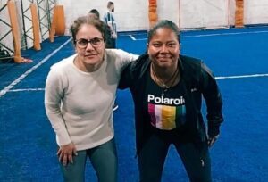 GreNal em benefício da Fran aconteceu nesse domingo Amistosos beneficentes são realizados uma vez ao mês em benefício das atletas Munidas de talento para o futebol, força de vontade e persistência, um time de mulheres se reúne uma vez por mês em prol da solidariedade, e desta vez o amistoso aconteceu em benefício da meia atacante Fran Xavier. O jogo aconteceu na quadra da Arena Sports, contou com a participação de mais de cinco times e do grupo de pagode Mulekes da Noite. De acordo com Claudia Soltau, organizadora dos GreNais, os jogos são sempre em benefício de alguma atleta, seja para custear tratamentos médicos, seja para ajuda em forma de alimentos. “Eles acontecem sempre em beneficio de uma atleta, para custear algum tratamento médico, para cestas básicas ou medicações, e este é o 6º GreNal em benefício da Fran”, explicou Claudia. A renda arrecada no jogo será revertida para custeio da alimentação e das passagens de ônibus da Fran que deverá se deslocar para as cidades onde acontecem os jogos. Conheça a história da Fran Franciele Xavier Zacarias, de 26 anos, atua como meia atacante e neste ano ganhou a oportunidade de atuar no time feminino do Guarani de Bagé. Desde pequena mostrou o seu talento para o futebol, mas foi no Esporte Clube 14 de Julho que recebeu a oportunidade de atuar em outros times. “É uma alegria jogar pelo Guarani, de Bagé. Jogo desde pequena. Comecei a jogar com os meninos nas escolinhas e depois entrei no 14 e tive a oportunidade de jogar no Guarani”, destacou Fran. Fran estreará no próximo domingo (14), contra o Elite Clube Desportivo, na cidade de Santo Ângelo, onde acontece a terceira rodada do Gauchão feminino. “É a minha estreia. Estou muito ansiosa, querendo já estar lá, não sei qual vai ser a adrenalina mas sei que vai ser bom. Quero dar orgulho pra todo mundo e pra meninas que jogam”, enfatizou Fran. Para colaborar com a Fran, basta entrar em contato pelo telefone (55) 99960-2596.