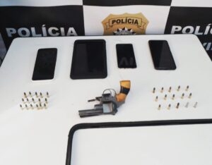 APREENSÃO DE REVÓLVER E MUNIÇÕES COM ADOLESCENTE INFRATOR. Na manhã de 11.08.22, a Polícia Civil, através de agentes da DP de Santana do Livramento,  em cumprimento a mandado de busca de apreensão visando combate ao tráfico de drogas,  apreendeu em residência localizada no bairro Parque das Águas,   um revólver calibre.22 e trinta munições calibres .22 e .32. O local era cuidado por E.M.C.P, 17 anos. O adolescente foi encaminhado à DPPA, ouvido e após liberado, sendo que irá responder a procedimento de adolescente infrator por ato análogo ao crime de posse de arma.