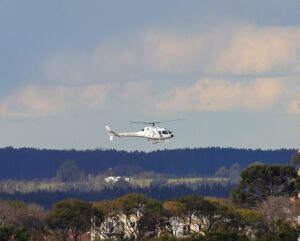Na manhã desta quinta-feira (18), policiais militares das cidades de Sant'Ana do Livramento, São Gabriel e Alegrete, iniciaram mais um ciclo da Operação Hórus na fronteira.  De acordo com informações da Brigada Militar, o objetivo é aumentar a segurança pública no município, tanto na área urbana, como na área rural, através de ações, abordagens e barreiras policiais, buscando prevenir  ocorrências de crimes transfronteiriços e rurais.  O helicóptero do Batalhão de Aviação Aérea da Brigada Militar, foi deslocado para realizar o apoio durante as barreiras que visam prevenir questões de abigeatos e demais crimes em Sant'Ana do Livramento. 