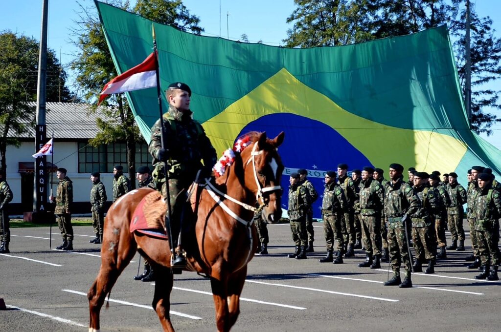 134º ANIVERSÁRIO DO 7º REGIMENTO DE CAVALARIA MECANIZADO No dia 18 de agosto de 2022, ocorreram, no 7º Regimento de Cavalaria Mecanizado (7º RC Mec), atividades alusivas às comemorações do 134º aniversário desta tradicional Unidade de Cavalaria do Exército Brasileiro. As atividades tiveram início com um encontro participativo dos militares da reserva no interior do quartel, onde puderam relembrar momentos vividos na caserna e reencontar amigos, contemplando o Programa Reserva Ativa, sistematizado no Plano de Comunicação Social do Exército. Em seguida houve a celebração de cultos religiosos, com a intenção de proporcionar aos militares da ativa e da reserva, momentos de reflexão e orações em prol da família militar. Na sequência ocorreu, no pátio Tenente Coronel José Ricardo de Abreu Salgado, uma Formatura Geral alusiva aos 134º anos de história do 7º RC Mec. Estiveram presentes na solenidade representantes dos poderes executivo e legislativo municipal, Órgãos de Segurança Pública e Exército Uruguaio. Na oportunidade foi feita a leitura do histórico do Regimento e a entrega do Diploma “Amigo do Regimento” às personalidades e entidades que apoiam esta Unidade nas mais diversas áreas, além de homenagear os seguintes militares que se destacaram na Operação Retomada: 1º Tenente João Pedro Stradolini de Santana, 3º Sargento Thales Cristiano Oliveira Alves, Cabo Wagner Acosta Larrea e Soldado Rai Gabriel de Azevedo Alves Desta forma, o Senhor Tenente Coronel Rafael Polinício Lanza Braga, Comandante do 7º RC Mec, cumprimenta a todos os integrantes de ontem, hoje e sempre, discípulos do Marechal Manoel Luis Osório, bem como, agradece a sociedade santanense pelo carinho dispensado ao quartel do Cerro do Depósito. Santana do Livramento – RS, 19 de agosto de 2022. RAFAEL POLINÍCIO LANZA BRAGA – Ten Cel