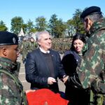 134º ANIVERSÁRIO DO 7º REGIMENTO DE CAVALARIA MECANIZADO No dia 18 de agosto de 2022, ocorreram, no 7º Regimento de Cavalaria Mecanizado (7º RC Mec), atividades alusivas às comemorações do 134º aniversário desta tradicional Unidade de Cavalaria do Exército Brasileiro. As atividades tiveram início com um encontro participativo dos militares da reserva no interior do quartel, onde puderam relembrar momentos vividos na caserna e reencontar amigos, contemplando o Programa Reserva Ativa, sistematizado no Plano de Comunicação Social do Exército. Em seguida houve a celebração de cultos religiosos, com a intenção de proporcionar aos militares da ativa e da reserva, momentos de reflexão e orações em prol da família militar. Na sequência ocorreu, no pátio Tenente Coronel José Ricardo de Abreu Salgado, uma Formatura Geral alusiva aos 134º anos de história do 7º RC Mec. Estiveram presentes na solenidade representantes dos poderes executivo e legislativo municipal, Órgãos de Segurança Pública e Exército Uruguaio. Na oportunidade foi feita a leitura do histórico do Regimento e a entrega do Diploma “Amigo do Regimento” às personalidades e entidades que apoiam esta Unidade nas mais diversas áreas, além de homenagear os seguintes militares que se destacaram na Operação Retomada: 1º Tenente João Pedro Stradolini de Santana, 3º Sargento Thales Cristiano Oliveira Alves, Cabo Wagner Acosta Larrea e Soldado Rai Gabriel de Azevedo Alves Desta forma, o Senhor Tenente Coronel Rafael Polinício Lanza Braga, Comandante do 7º RC Mec, cumprimenta a todos os integrantes de ontem, hoje e sempre, discípulos do Marechal Manoel Luis Osório, bem como, agradece a sociedade santanense pelo carinho dispensado ao quartel do Cerro do Depósito. Santana do Livramento – RS, 19 de agosto de 2022. RAFAEL POLINÍCIO LANZA BRAGA – Ten Cel