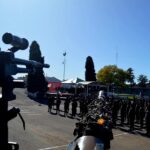 134º ANIVERSÁRIO DO 7º REGIMENTO DE CAVALARIA MECANIZADO No dia 18 de agosto de 2022, ocorreram, no 7º Regimento de Cavalaria Mecanizado (7º RC Mec), atividades alusivas às comemorações do 134º aniversário desta tradicional Unidade de Cavalaria do Exército Brasileiro. As atividades tiveram início com um encontro participativo dos militares da reserva no interior do quartel, onde puderam relembrar momentos vividos na caserna e reencontar amigos, contemplando o Programa Reserva Ativa, sistematizado no Plano de Comunicação Social do Exército. Em seguida houve a celebração de cultos religiosos, com a intenção de proporcionar aos militares da ativa e da reserva, momentos de reflexão e orações em prol da família militar. Na sequência ocorreu, no pátio Tenente Coronel José Ricardo de Abreu Salgado, uma Formatura Geral alusiva aos 134º anos de história do 7º RC Mec. Estiveram presentes na solenidade representantes dos poderes executivo e legislativo municipal, Órgãos de Segurança Pública e Exército Uruguaio. Na oportunidade foi feita a leitura do histórico do Regimento e a entrega do Diploma “Amigo do Regimento” às personalidades e entidades que apoiam esta Unidade nas mais diversas áreas, além de homenagear os seguintes militares que se destacaram na Operação Retomada: 1º Tenente João Pedro Stradolini de Santana, 3º Sargento Thales Cristiano Oliveira Alves, Cabo Wagner Acosta Larrea e Soldado Rai Gabriel de Azevedo Alves Desta forma, o Senhor Tenente Coronel Rafael Polinício Lanza Braga, Comandante do 7º RC Mec, cumprimenta a todos os integrantes de ontem, hoje e sempre, discípulos do Marechal Manoel Luis Osório, bem como, agradece a sociedade santanense pelo carinho dispensado ao quartel do Cerro do Depósito. Santana do Livramento – RS, 19 de agosto de 2022. RAFAEL POLINÍCIO LANZA BRAGA – Ten Cel
