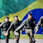 134º ANIVERSÁRIO DO 7º REGIMENTO DE CAVALARIA MECANIZADO No dia 18 de agosto de 2022, ocorreram, no 7º Regimento de Cavalaria Mecanizado (7º RC Mec), atividades alusivas às comemorações do 134º aniversário desta tradicional Unidade de Cavalaria do Exército Brasileiro. As atividades tiveram início com um encontro participativo dos militares da reserva no interior do quartel, onde puderam relembrar momentos vividos na caserna e reencontar amigos, contemplando o Programa Reserva Ativa, sistematizado no Plano de Comunicação Social do Exército. Em seguida houve a celebração de cultos religiosos, com a intenção de proporcionar aos militares da ativa e da reserva, momentos de reflexão e orações em prol da família militar. Na sequência ocorreu, no pátio Tenente Coronel José Ricardo de Abreu Salgado, uma Formatura Geral alusiva aos 134º anos de história do 7º RC Mec. Estiveram presentes na solenidade representantes dos poderes executivo e legislativo municipal, Órgãos de Segurança Pública e Exército Uruguaio. Na oportunidade foi feita a leitura do histórico do Regimento e a entrega do Diploma “Amigo do Regimento” às personalidades e entidades que apoiam esta Unidade nas mais diversas áreas, além de homenagear os seguintes militares que se destacaram na Operação Retomada: 1º Tenente João Pedro Stradolini de Santana, 3º Sargento Thales Cristiano Oliveira Alves, Cabo Wagner Acosta Larrea e Soldado Rai Gabriel de Azevedo Alves Desta forma, o Senhor Tenente Coronel Rafael Polinício Lanza Braga, Comandante do 7º RC Mec, cumprimenta a todos os integrantes de ontem, hoje e sempre, discípulos do Marechal Manoel Luis Osório, bem como, agradece a sociedade santanense pelo carinho dispensado ao quartel do Cerro do Depósito. Santana do Livramento – RS, 19 de agosto de 2022. RAFAEL POLINÍCIO LANZA BRAGA – Ten Cel