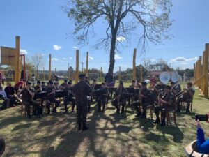 A Fanfarra 7º Regimento de Cavalaria Mecanizado (7º RC Mec), “Regimento Brigadeiro Vasco Alves Pereira”, realizou apresentações na Escola Estadual de Ensino Médio Dr. Hector Acosta e no Centro Beneficente Maria Abegahir. Na oportunidade, a fanfarra do 7º RC Mec, cumprindo o previsto no Programa “Portas Abertas”, constante nas Diretrizes de Comunicação Social do Exército e sob a regência do 1º Tenente Claudio Paz Fagundes, tocou músicas MPB e tradicionalistas, contribuindo de maneira significativa para o sucesso daquele evento. Na escola  Hector Acosta, foi ministrada uma palestra institucional aos pais e alunos daquela escola, contemplando as atividades festivas alusivas ao aniversário daquela Instituição de Ensino. De acordo com o comandante, Rafael Polinício Lanza Braga, o aspirante a oficial Júlio César de Oliveira Buonafina Brillantino ministrou uma palestra institucional, englobando assuntos relativos ao ingresso na Força, atividades operacionais e subsidiárias desenvolvidas pelo Exército Brasileiro, contribuindo de maneira significativa para o sucesso daquele evento.