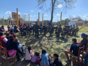 A Fanfarra 7º Regimento de Cavalaria Mecanizado (7º RC Mec), “Regimento Brigadeiro Vasco Alves Pereira”, realizou apresentações na Escola Estadual de Ensino Médio Dr. Hector Acosta e no Centro Beneficente Maria Abegahir. Na oportunidade, a fanfarra do 7º RC Mec, cumprindo o previsto no Programa “Portas Abertas”, constante nas Diretrizes de Comunicação Social do Exército e sob a regência do 1º Tenente Claudio Paz Fagundes, tocou músicas MPB e tradicionalistas, contribuindo de maneira significativa para o sucesso daquele evento. Na escola  Hector Acosta, foi ministrada uma palestra institucional aos pais e alunos daquela escola, contemplando as atividades festivas alusivas ao aniversário daquela Instituição de Ensino. De acordo com o comandante, Rafael Polinício Lanza Braga, o aspirante a oficial Júlio César de Oliveira Buonafina Brillantino ministrou uma palestra institucional, englobando assuntos relativos ao ingresso na Força, atividades operacionais e subsidiárias desenvolvidas pelo Exército Brasileiro, contribuindo de maneira significativa para o sucesso daquele evento.
