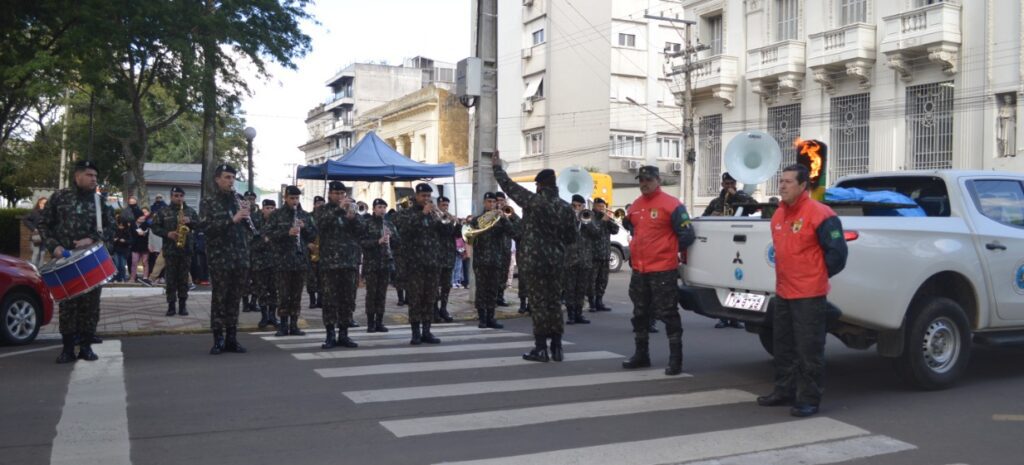 No dia 18 de agosto de 2022, ocorreu no município de Santana do Livramento, a chegada da 85ª Corrida do Fogo Simbólico da Semana da Pátria da Liga da Defesa Nacional. O 7º Regimento de Cavalaria Mecanizado (7º RC Mec) participou do evento com uma viatura leve e uma guarnição, que compôs a carreata do Posto da Polícia Rodoviária Federal até a Prefeitura Municipal. Na oportunidade foi realizada uma cerimônia de ascendimento do Fogo Simbólico na sede da Prefeitura Municipal, que contou com a participação de autoridades locais e escolas infantis. A fanfarra do 7º RC Mec se fez presente no evento e entoou o Hino Nacional Brasileiro, Hino da Independência e Hino de Santana do Livramento. Santana do Livramento – RS, 19 de agosto de 2022. RAFAEL POLINÍCIO LANZA BRAGA – Ten Cel