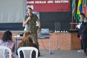 A Fanfarra 7º Regimento de Cavalaria Mecanizado (7º RC Mec), “Regimento Brigadeiro Vasco Alves Pereira”, realizou apresentações na Escola Estadual de Ensino Médio Dr. Hector Acosta e no Centro Beneficente Maria Abegahir. Na oportunidade, a fanfarra do 7º RC Mec, cumprindo o previsto no Programa “Portas Abertas”, constante nas Diretrizes de Comunicação Social do Exército e sob a regência do 1º Tenente Claudio Paz Fagundes, tocou músicas MPB e tradicionalistas, contribuindo de maneira significativa para o sucesso daquele evento. Na escola  Hector Acosta, foi ministrada uma palestra institucional aos pais e alunos daquela escola, contemplando as atividades festivas alusivas ao aniversário daquela Instituição de Ensino. De acordo com o comandante, Rafael Polinício Lanza Braga, o aspirante a oficial Júlio César de Oliveira Buonafina Brillantino ministrou uma palestra institucional, englobando assuntos relativos ao ingresso na Força, atividades operacionais e subsidiárias desenvolvidas pelo Exército Brasileiro, contribuindo de maneira significativa para o sucesso daquele evento.