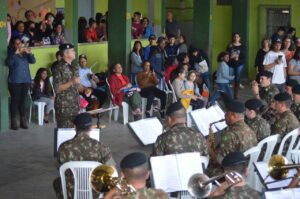 A Fanfarra 7º Regimento de Cavalaria Mecanizado (7º RC Mec), “Regimento Brigadeiro Vasco Alves Pereira”, realizou apresentações na Escola Estadual de Ensino Médio Dr. Hector Acosta e no Centro Beneficente Maria Abegahir. Na oportunidade, a fanfarra do 7º RC Mec, cumprindo o previsto no Programa “Portas Abertas”, constante nas Diretrizes de Comunicação Social do Exército e sob a regência do 1º Tenente Claudio Paz Fagundes, tocou músicas MPB e tradicionalistas, contribuindo de maneira significativa para o sucesso daquele evento. Na escola  Hector Acosta, foi ministrada uma palestra institucional aos pais e alunos daquela escola, contemplando as atividades festivas alusivas ao aniversário daquela Instituição de Ensino. De acordo com o comandante, Rafael Polinício Lanza Braga, o aspirante a oficial Júlio César de Oliveira Buonafina Brillantino ministrou uma palestra institucional, englobando assuntos relativos ao ingresso na Força, atividades operacionais e subsidiárias desenvolvidas pelo Exército Brasileiro, contribuindo de maneira significativa para o sucesso daquele evento.
