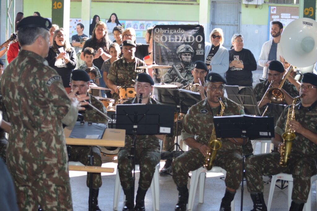 A Fanfarra 7º Regimento de Cavalaria Mecanizado (7º RC Mec), “Regimento Brigadeiro Vasco Alves Pereira”, realizou apresentações na Escola Estadual de Ensino Médio Dr. Hector Acosta e no Centro Beneficente Maria Abegahir. Na oportunidade, a fanfarra do 7º RC Mec, cumprindo o previsto no Programa “Portas Abertas”, constante nas Diretrizes de Comunicação Social do Exército e sob a regência do 1º Tenente Claudio Paz Fagundes, tocou músicas MPB e tradicionalistas, contribuindo de maneira significativa para o sucesso daquele evento. Na escola  Hector Acosta, foi ministrada uma palestra institucional aos pais e alunos daquela escola, contemplando as atividades festivas alusivas ao aniversário daquela Instituição de Ensino. De acordo com o comandante, Rafael Polinício Lanza Braga, o aspirante a oficial Júlio César de Oliveira Buonafina Brillantino ministrou uma palestra institucional, englobando assuntos relativos ao ingresso na Força, atividades operacionais e subsidiárias desenvolvidas pelo Exército Brasileiro, contribuindo de maneira significativa para o sucesso daquele evento.