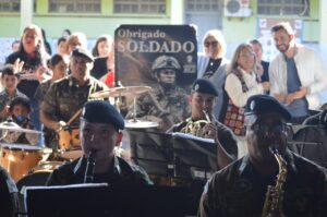 A Fanfarra 7º Regimento de Cavalaria Mecanizado (7º RC Mec), “Regimento Brigadeiro Vasco Alves Pereira”, realizou apresentações na Escola Estadual de Ensino Médio Dr. Hector Acosta e no Centro Beneficente Maria Abegahir. Na oportunidade, a fanfarra do 7º RC Mec, cumprindo o previsto no Programa “Portas Abertas”, constante nas Diretrizes de Comunicação Social do Exército e sob a regência do 1º Tenente Claudio Paz Fagundes, tocou músicas MPB e tradicionalistas, contribuindo de maneira significativa para o sucesso daquele evento. Na escola  Hector Acosta, foi ministrada uma palestra institucional aos pais e alunos daquela escola, contemplando as atividades festivas alusivas ao aniversário daquela Instituição de Ensino. De acordo com o comandante, Rafael Polinício Lanza Braga, o aspirante a oficial Júlio César de Oliveira Buonafina Brillantino ministrou uma palestra institucional, englobando assuntos relativos ao ingresso na Força, atividades operacionais e subsidiárias desenvolvidas pelo Exército Brasileiro, contribuindo de maneira significativa para o sucesso daquele evento.