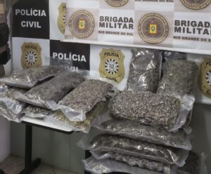 OPERAÇÃO FRONTEIRA: a Polícia Civil, através dos agentes da DP de Santana do Livramento e da Base Horus-Quaraí , com apoio da base Horus da  Brigada Militar, prendeu em flagrante E.R., 24 anos, M.R.S.L , 28 anos., L.S.T. 23 anos  e A.S.M.24 anos, por crime de tráfico de drogas e associação para o tráfico. Os indivíduos foram presos em um hotel no centro da cidade na posse de  10,290kg de skunk , 20g de maconha e 3 porções de ecstasy. Após os procedimentos de praxe,  os individuos foram encaminhados à penitenciária a disposição do Poder Judiciário.