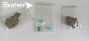 OPERAÇÃO FRONTEIRA: a Polícia Civil, através dos agentes da DP de Santana do Livramento e da Base Horus-Quaraí , com apoio da base Horus da  Brigada Militar, prendeu em flagrante E.R., 24 anos, M.R.S.L , 28 anos., L.S.T. 23 anos  e A.S.M.24 anos, por crime de tráfico de drogas e associação para o tráfico. Os indivíduos foram presos em um hotel no centro da cidade na posse de  10,290kg de skunk , 20g de maconha e 3 porções de ecstasy. Após os procedimentos de praxe,  os individuos foram encaminhados à penitenciária a disposição do Poder Judiciário.