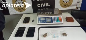 OPERAÇÃO FRONTEIRA: a Polícia Civil, através dos agentes da DP de Santana do Livramento e da Base Horus-Quaraí , com apoio da base Horus da  Brigada Militar, prendeu em flagrante E.R., 24 anos, M.R.S.L , 28 anos., L.S.T. 23 anos  e A.S.M.24 anos, por crime de tráfico de drogas e associação para o tráfico. Os indivíduos foram presos em um hotel no centro da cidade na posse de  10,290kg de skunk , 20g de maconha e 3 porções de ecstasy. Após os procedimentos de praxe,  os individuos foram encaminhados à penitenciária a disposição do Poder Judiciário.