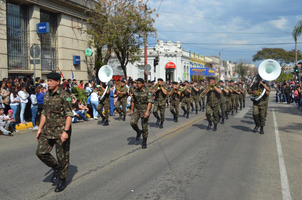 DESFILE NO DEPARTAMENTO DE RIVERA – REPÚBLICA ORIENTAL DO URUGUAI O 7º Regimento de Cavalaria Mecanizado (7º RC Mec) participou, no dia 25 de agosto de 2022, do Desfile Cívico Militar no Departamento de Rivera – República Oriental do Uruguai (ROU), representando o Exército Brasileiro. O evento teve por objetivo comemorar a Independência do Uruguai e o 7º RC Mec, localizado no município de Santana do Livramento que faz divisa com o Departamento de Rivera – ROU, esteve presente no desfile com uma Guarda Bandeira e Estandartes Históricos, Pelotão FORSUL (Força Pronto Emprego) e Fanfarra, totalizando 74 militares. Santana do Livramento – RS, 25 de agosto de 2022 RAFAEL POLINÍCIO LANZA BRAGA – Ten Cel