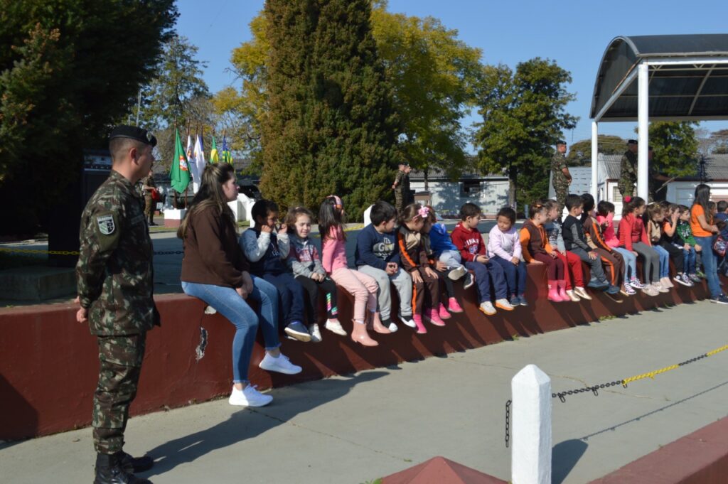 VISITA DA ESCOLA DE EDUCAÇÃO INFANTIL MAMÃE CANGURU O Programa “Portas Abertas”, sistematizado no Plano de Comunicação Social do Exército, é uma oportunidade para franquear o acesso ao aquartelamento, de forma controlada, a população local ou públicos de interesse específico, para conhecer as instalações e ter contato com materiais de emprego militar. Neste contexto, dentro das atividades da Semana do Soldado, no dia 24 de agosto de 2022, o 7º Regimento de Cavalaria Mecanizado (7º RC Mec) recebeu a visita dos alunos da Escola Educação Infantil Mamãe Canguru. Durante a visita, os alunos realizaram passeio a cavalo, assistiram uma formatura e logo após, realizaram um passeio no interior do quartel. Santana do Livramento – RS, 25 de agosto de 2022 Rafael Polinício Lanza Braga – Ten Cel