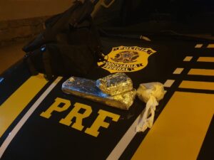 Na madrugada desta quarta-feira-feira (31), a Polícia Rodoviária Federal prendeu um passageiro de um ônibus intermunicipal que transportava maconha e cocaína. O veículo foi abordado na BR 293 em Bagé. Durante fiscalização, policiais rodoviários federais abordaram um ônibus que fazia a linha Santana do Livramento - Porto Alegre. Ao vistoriarem o interior do coletivo, encontraram um quilo de maconha e 200 gramas de cocaína na bagagem de mão de um dos passageiros. O jovem, de 20 anos, natural de Jaguarão, já tinha antecedentes policiais por tráfico de drogas e posse de droga para consumo, além de ter sido flagrado quando adolescente conduzindo uma motocicleta sem procedência. Ele disse aos policiais que levaria as drogas até Caçapava do Sul. O traficante foi preso em flagrante e encaminhado à polícia judiciária em Bagé. As drogas foram apreendidas.