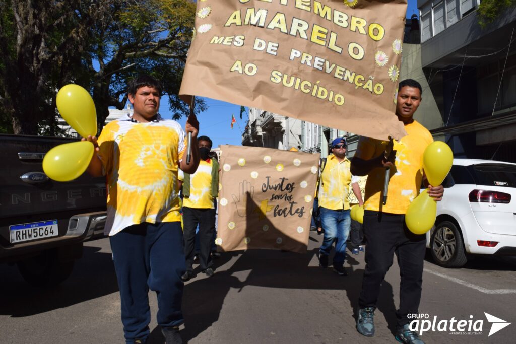 Na manhã desta segunda-feira (5), o centro de Atenção Psicossocial I e AD (Caps I e AD), realizou a abertura oficial da atividades alusivas ao Setembro Amarelo o mês de valorização da vida. A caminhada contou com o acompanhamento da banda marcial do Colégio Estadual Alceu Wamosy, desde a sede do Centro, localizado na rua Salgado Filho, até a prefeitura de Sant'Ana do Livramento, onde contou com a participação das equipes, dos pacientes e  dos familiares, e na sequencia com a fanfarra do 7º RC Mec encerrou o evento.   Acompanhe as próximas atividades que serão realizadas pela Secretaria Municipal da Saúde em parceria com o Caps: