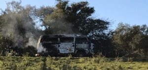 Na manhã desta segunda-feira (5),  uma van escolar que faz a rota da região do Rincão do Bolsa, acabou incendiando em sua totalidade ao chegar no interior do município para os alunos e levar até a escola.  De acordo com Fernanda Mendonça, mãe de uma das alunas,  o momento foi desespero pois não é a primeira que a van estraga e os alunos não vão a escola. Ela aguardava com a filha a chegada do veículo que levaria a mesma até um educandário no centro de Sant'Ana do Livramento. "A gente entende a situação difícil das estradas, a nossa é péssima. Mas esse veículo já não vinha bem. A próxima da rota seria a minha filha, e talvez ela e os colegas não teriam como sair da parte de trás do veículo. Seria uma tragédia", relatou a mãe.  A coordenadora da 19ª Coordenadoria Regional de Educação (CRE), Ana Alice Campagnaro, relatou que durante a manhã recebeu a informação da própria empresa sobre o fato com a van e explicou que na próxima terça-feira (6), tudo já estará regularizado e os alunos estarão na escola.  "Não tinha alunos dentro da van, só tinha o motorista mas não teve nenhum dano em pessoas, somente danos materiais. A empresa hoje não conseguiu colocar um veículo para substituir então em virtude disso os alunos ficaram sem aula. Eram alunos que vinham da campanha para o Colégio Alceu Wamosy e para o Escola General Neto. Esses alunos terão a sua carga horária recuperada pelos professores.  a partir de amanhã já regulariza e a empresa estará colocando um veículo para substituir aquele que teve os danos materiais", explicou a coordenadora.  A reportagem do Jornal A Plateia tentou contato com a empresa responsável pela van e com o Sindicato Das Empresas De Transporte Rodoviário Do Município De Sant’ana Do Livramento (STU), mas não obteve retorno. 