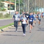 1ª Corrida Binacional Da Independência O Exército Brasileiro, neste ano, está realizando uma série de eventos para lembrar fatos importantes que marcaram a Independência do Brasil, cumprindo o previsto na Campanha “200 anos da Independência”, constante nas Diretrizes de Comunicação desta tradicional Instituição Nacional e Permanente. Neste contexto, o 7º Regimento de Cavalaria Mecanizado (7º RC Mec), “Regimento Brigadeiro Vasco Alves Pereira”, localizado no município de Santana do Livramento, divisa com o Departamento de Rivera-República Oriental do Uruguai (ROU), realizou, em conjunto com o Regimiento de Caballería Número 3, Rivera-(ROU), no dia 4 de setembro de 2002, a 1ª Corrida Binacional da Independência, em comemoração aos 200 anos da Independência do Brasil. A corrida com percursos de 5km e 10km, nas categorias masculino e feminino, e percurso kids de 500m, teve a largada e chegada no Parque Internacional, monumento histórico da divisa entre os dois países e contou com a participação de mais de 320 atletas adultos e 70 crianças, do estado do Rio Grande do Sul e norte do Uruguai. O Senhor Tenente Coronel Rafael Polinício Lanza Braga, Comandante do 7º RC Mec, agradece aos atletas participantes, patrocinadores e Instituições apoiadoras que abrilhantaram este grande evento, o qual proporcionou integração e momento lúdico entre a sociedade santanense e riverense, além de estimular a prática do exercício físico. Santana do Livramento – RS, 5 de setembro de 2022. RAFAEL POLINÍCIO LANZA BRAGA – Ten Cel Comandante do 7º Regimento de Cavalaria Mecanizado