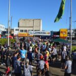 1ª Corrida Binacional Da Independência O Exército Brasileiro, neste ano, está realizando uma série de eventos para lembrar fatos importantes que marcaram a Independência do Brasil, cumprindo o previsto na Campanha “200 anos da Independência”, constante nas Diretrizes de Comunicação desta tradicional Instituição Nacional e Permanente. Neste contexto, o 7º Regimento de Cavalaria Mecanizado (7º RC Mec), “Regimento Brigadeiro Vasco Alves Pereira”, localizado no município de Santana do Livramento, divisa com o Departamento de Rivera-República Oriental do Uruguai (ROU), realizou, em conjunto com o Regimiento de Caballería Número 3, Rivera-(ROU), no dia 4 de setembro de 2002, a 1ª Corrida Binacional da Independência, em comemoração aos 200 anos da Independência do Brasil. A corrida com percursos de 5km e 10km, nas categorias masculino e feminino, e percurso kids de 500m, teve a largada e chegada no Parque Internacional, monumento histórico da divisa entre os dois países e contou com a participação de mais de 320 atletas adultos e 70 crianças, do estado do Rio Grande do Sul e norte do Uruguai. O Senhor Tenente Coronel Rafael Polinício Lanza Braga, Comandante do 7º RC Mec, agradece aos atletas participantes, patrocinadores e Instituições apoiadoras que abrilhantaram este grande evento, o qual proporcionou integração e momento lúdico entre a sociedade santanense e riverense, além de estimular a prática do exercício físico. Santana do Livramento – RS, 5 de setembro de 2022. RAFAEL POLINÍCIO LANZA BRAGA – Ten Cel Comandante do 7º Regimento de Cavalaria Mecanizado