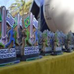 1ª Corrida Binacional Da Independência O Exército Brasileiro, neste ano, está realizando uma série de eventos para lembrar fatos importantes que marcaram a Independência do Brasil, cumprindo o previsto na Campanha “200 anos da Independência”, constante nas Diretrizes de Comunicação desta tradicional Instituição Nacional e Permanente. Neste contexto, o 7º Regimento de Cavalaria Mecanizado (7º RC Mec), “Regimento Brigadeiro Vasco Alves Pereira”, localizado no município de Santana do Livramento, divisa com o Departamento de Rivera-República Oriental do Uruguai (ROU), realizou, em conjunto com o Regimiento de Caballería Número 3, Rivera-(ROU), no dia 4 de setembro de 2002, a 1ª Corrida Binacional da Independência, em comemoração aos 200 anos da Independência do Brasil. A corrida com percursos de 5km e 10km, nas categorias masculino e feminino, e percurso kids de 500m, teve a largada e chegada no Parque Internacional, monumento histórico da divisa entre os dois países e contou com a participação de mais de 320 atletas adultos e 70 crianças, do estado do Rio Grande do Sul e norte do Uruguai. O Senhor Tenente Coronel Rafael Polinício Lanza Braga, Comandante do 7º RC Mec, agradece aos atletas participantes, patrocinadores e Instituições apoiadoras que abrilhantaram este grande evento, o qual proporcionou integração e momento lúdico entre a sociedade santanense e riverense, além de estimular a prática do exercício físico. Santana do Livramento – RS, 5 de setembro de 2022. RAFAEL POLINÍCIO LANZA BRAGA – Ten Cel Comandante do 7º Regimento de Cavalaria Mecanizado