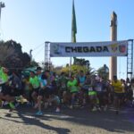 1ª Corrida Binacional Da Independência O Exército Brasileiro, neste ano, está realizando uma série de eventos para lembrar fatos importantes que marcaram a Independência do Brasil, cumprindo o previsto na Campanha “200 anos da Independência”, constante nas Diretrizes de Comunicação desta tradicional Instituição Nacional e Permanente. Neste contexto, o 7º Regimento de Cavalaria Mecanizado (7º RC Mec), “Regimento Brigadeiro Vasco Alves Pereira”, localizado no município de Santana do Livramento, divisa com o Departamento de Rivera-República Oriental do Uruguai (ROU), realizou, em conjunto com o Regimiento de Caballería Número 3, Rivera-(ROU), no dia 4 de setembro de 2002, a 1ª Corrida Binacional da Independência, em comemoração aos 200 anos da Independência do Brasil. A corrida com percursos de 5km e 10km, nas categorias masculino e feminino, e percurso kids de 500m, teve a largada e chegada no Parque Internacional, monumento histórico da divisa entre os dois países e contou com a participação de mais de 320 atletas adultos e 70 crianças, do estado do Rio Grande do Sul e norte do Uruguai. O Senhor Tenente Coronel Rafael Polinício Lanza Braga, Comandante do 7º RC Mec, agradece aos atletas participantes, patrocinadores e Instituições apoiadoras que abrilhantaram este grande evento, o qual proporcionou integração e momento lúdico entre a sociedade santanense e riverense, além de estimular a prática do exercício físico. Santana do Livramento – RS, 5 de setembro de 2022. RAFAEL POLINÍCIO LANZA BRAGA – Ten Cel Comandante do 7º Regimento de Cavalaria Mecanizado