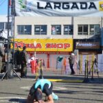 1ª Corrida Binacional Da Independência O Exército Brasileiro, neste ano, está realizando uma série de eventos para lembrar fatos importantes que marcaram a Independência do Brasil, cumprindo o previsto na Campanha “200 anos da Independência”, constante nas Diretrizes de Comunicação desta tradicional Instituição Nacional e Permanente. Neste contexto, o 7º Regimento de Cavalaria Mecanizado (7º RC Mec), “Regimento Brigadeiro Vasco Alves Pereira”, localizado no município de Santana do Livramento, divisa com o Departamento de Rivera-República Oriental do Uruguai (ROU), realizou, em conjunto com o Regimiento de Caballería Número 3, Rivera-(ROU), no dia 4 de setembro de 2002, a 1ª Corrida Binacional da Independência, em comemoração aos 200 anos da Independência do Brasil. A corrida com percursos de 5km e 10km, nas categorias masculino e feminino, e percurso kids de 500m, teve a largada e chegada no Parque Internacional, monumento histórico da divisa entre os dois países e contou com a participação de mais de 320 atletas adultos e 70 crianças, do estado do Rio Grande do Sul e norte do Uruguai. O Senhor Tenente Coronel Rafael Polinício Lanza Braga, Comandante do 7º RC Mec, agradece aos atletas participantes, patrocinadores e Instituições apoiadoras que abrilhantaram este grande evento, o qual proporcionou integração e momento lúdico entre a sociedade santanense e riverense, além de estimular a prática do exercício físico. Santana do Livramento – RS, 5 de setembro de 2022. RAFAEL POLINÍCIO LANZA BRAGA – Ten Cel Comandante do 7º Regimento de Cavalaria Mecanizado