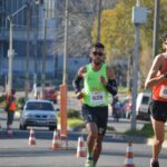 1ª Corrida Binacional Da Independência O Exército Brasileiro, neste ano, está realizando uma série de eventos para lembrar fatos importantes que marcaram a Independência do Brasil, cumprindo o previsto na Campanha “200 anos da Independência”, constante nas Diretrizes de Comunicação desta tradicional Instituição Nacional e Permanente. Neste contexto, o 7º Regimento de Cavalaria Mecanizado (7º RC Mec), “Regimento Brigadeiro Vasco Alves Pereira”, localizado no município de Santana do Livramento, divisa com o Departamento de Rivera-República Oriental do Uruguai (ROU), realizou, em conjunto com o Regimiento de Caballería Número 3, Rivera-(ROU), no dia 4 de setembro de 2002, a 1ª Corrida Binacional da Independência, em comemoração aos 200 anos da Independência do Brasil. A corrida com percursos de 5km e 10km, nas categorias masculino e feminino, e percurso kids de 500m, teve a largada e chegada no Parque Internacional, monumento histórico da divisa entre os dois países e contou com a participação de mais de 320 atletas adultos e 70 crianças, do estado do Rio Grande do Sul e norte do Uruguai. O Senhor Tenente Coronel Rafael Polinício Lanza Braga, Comandante do 7º RC Mec, agradece aos atletas participantes, patrocinadores e Instituições apoiadoras que abrilhantaram este grande evento, o qual proporcionou integração e momento lúdico entre a sociedade santanense e riverense, além de estimular a prática do exercício físico. Santana do Livramento – RS, 5 de setembro de 2022. RAFAEL POLINÍCIO LANZA BRAGA – Ten Cel Comandante do 7º Regimento de Cavalaria Mecanizado
