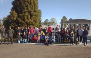 VISITA DA ASSOCIAÇÃO DE PAIS E MESTRES DOS EXCEPCIONAIS O Programa “Portas Abertas” sistematizado no Plano de Comunicação Social do Exército Brasileiro, é a oportunidade para franquear o acesso ao aquartelamento, de forma controlada, a população local ou públicos de interesse especifico, para conhecer as instalações e ter contato com materiais de emprego militar. Neste contexto, no dia 5 de setembro de 2022, o 7º Regimento de Cavalaria Mecanizado (7º RC Mec) recebeu a visita dos integrantes da Associação de Pais e Mestres dos Excepcionais de Santana do Livramento (APAE). Durante a visita, os integrantes realizaram passeio a cavalo, passaram pela pista de cordas, realizaram um passeio no interior do quartel e foram presenteados com a revista “O Recrutinha” Santana do Livramento – RS, 8 de setembro de 2022. Rafael Polinício Lanza Braga – Ten Cel Comandante do 7º Regimento de Cavalaria Mecanizado