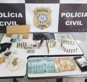A Polícia Civil, através dos agentes da DP, DPPA e SIPAC de Santana do Livramento, em cumprimento a três mandados de busca e apreensão,  prendeu em flagrante Y.T.S.M., 37 anos e A.B.C.S., 20 anos, por crime de tráfico de drogas,  associação para o tráfico e posse de arma de uso permitido. Foram apreendidos  maconha, crack e cocaína, arma de fogo calibre .32, munições,  balança de precisão, telefones e dinheiro. Após os procedimentos de praxe,  os individuos foram encaminhados à penitenciária a disposição do Poder Judiciário.