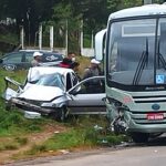 Um grave acidente entre um carro e um ônibus vitimou um jovem de 19 anos, no bairro Tabatinga, em Sant’Ana do Livramento. O fato aconteceu nas primeiras horas da manhã desta segunda-feira (19), na rua Manoel Prates Garcia.  Segundo informações preliminares, o Celta conduzido pelo jovem Leonardo do Espírito Santos de Andrade, de 19 anos, que seguia no sentido Wilson-Tabatinga, invadiu a pista contrária na curva e acabou se chocando de frente com o ônibus da empresa São Jorge, que seguia no sentido contrário.  Imediatamente a Brigada Militar, a Secretaria Municipal de Trânsito e o Instituto Geral de Perícias (IGP) foram acionados para prestar o atendimento. O trânsito ficou parcialmente interrompido no local, enquanto os peritos do IGP realizavam a investigação no local. 
