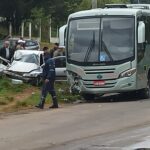 Um grave acidente entre um carro e um ônibus vitimou um jovem de 19 anos, no bairro Tabatinga, em Sant’Ana do Livramento. O fato aconteceu nas primeiras horas da manhã desta segunda-feira (19), na rua Manoel Prates Garcia.  Segundo informações preliminares, o Celta conduzido pelo jovem Leonardo do Espírito Santos de Andrade, de 19 anos, que seguia no sentido Wilson-Tabatinga, invadiu a pista contrária na curva e acabou se chocando de frente com o ônibus da empresa São Jorge, que seguia no sentido contrário.  Imediatamente a Brigada Militar, a Secretaria Municipal de Trânsito e o Instituto Geral de Perícias (IGP) foram acionados para prestar o atendimento. O trânsito ficou parcialmente interrompido no local, enquanto os peritos do IGP realizavam a investigação no local. 