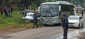 Um grave acidente entre um carro e um ônibus vitimou um jovem de 19 anos, no bairro Tabatinga, em Sant’Ana do Livramento. O fato aconteceu nas primeiras horas da manhã desta segunda-feira (19), na rua Manoel Prates Garcia.  Segundo informações preliminares, o Celta conduzido pelo jovem Leonardo do Espírito Santos de Andrade, de 19 anos, que seguia no sentido Wilson-Tabatinga, invadiu a pista contrária na curva e acabou se chocando de frente com o ônibus da empresa São Jorge, que seguia no sentido contrário.  Imediatamente a Brigada Militar, a Secretaria Municipal de Trânsito e o Instituto Geral de Perícias (IGP) foram acionados para prestar o atendimento. O trânsito ficou parcialmente interrompido no local, enquanto os peritos do IGP realizavam a investigação no local. 