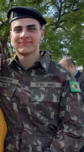 Um grave acidente entre um carro e um ônibus vitimou um jovem de 19 anos, no bairro Tabatinga, em Sant’Ana do Livramento. O fato aconteceu nas primeiras horas da manhã desta segunda-feira (19), na rua Manoel Prates Garcia. Segundo informações preliminares, o carro Celta conduzido pelo jovem Bernardo do Espírito Santos de Andrade, de 19 anos, que seguia no sentido Wilson-Tabatinga, invadiu a pista contrária na curva e acabou se chocando de frente com o ônibus da empresa São Jorge, que seguia no sentido contrário. Imediatamente a Brigada Militar, a Secretaria Municipal de Trânsito e o Instituto Geral de Perícias (IGP) foram acionados para prestar o atendimento. O trânsito ficou parcialmente interrompido no local, enquanto os peritos do IGP realizavam a investigação no local.