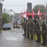 1ª visita de inspeção do comandante da 3ª brigada de cavalaria mecanizada Nos dias 21 e 22 de setembro de 2022, o 7º Regimento de Cavalaria Mecanizado (7º RC Mec), Regimento Brigadeiro Vasco Alves Pereira, recebeu a visita do Senhor General de Brigada Marco Aurélio Baldassarri, Comandante da 3ª Brigada de Cavalaria Mecanizada (3ª Bda C Mec), Brigada Patrício Correa da Câmara e comitiva. A visita iniciou com a Escolta Mecanizada que conduziu o Senhor General de Brigada Baldassarri até o Posto Médico da Guarnição de Santana do Livramento, o qual foi recepcionado pela Guarda de Honra e, logo após, houve uma visitação às instalações daquele local. Na sequência, ocorreu uma Seção de Treinamento Físico Militar centralizada no 7º RC Mec e uma corrida pelas ruas do município, a fim de promover a integração com a tropa da guarnição federal de Santana do Livramento. Na manhã do dia seguinte, ocorreu uma formatura geral no pátio de formatura Tenente Coronel José Ricardo de Abreu Salgado. Logo após, houve a apresentação dos oficiais do Regimento e uma reunião no auditório, onde o Comandante da 3ª Bda C Mec explanou aos Oficiais, Subtenentes e Sargentos do Regimento sobre assuntos diversos de interesse da Força e incentivo as atividades sociais da família militar. Em seguida, o Senhor Tenente Coronel Rafael Polinício Lanza Braga, Comandante do 7º RC Mec, explanou ao Comandante da 3ª Bda C Mec sobre a situação operacional, social e administrativa do Regimento, enfatizando os projetos confeccionados com objetivos de proporcionar melhorias as instalações da Unidade, alinhados com a intenção do escalão superior e os Projetos Estratégicos do Exército. Santana do Livramento – RS, 22 de setembro de 2022. RAFAEL POLINÍCIO LANZA BRAGA – Ten Cel