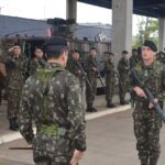 1ª visita de inspeção do comandante da 3ª brigada de cavalaria mecanizada Nos dias 21 e 22 de setembro de 2022, o 7º Regimento de Cavalaria Mecanizado (7º RC Mec), Regimento Brigadeiro Vasco Alves Pereira, recebeu a visita do Senhor General de Brigada Marco Aurélio Baldassarri, Comandante da 3ª Brigada de Cavalaria Mecanizada (3ª Bda C Mec), Brigada Patrício Correa da Câmara e comitiva. A visita iniciou com a Escolta Mecanizada que conduziu o Senhor General de Brigada Baldassarri até o Posto Médico da Guarnição de Santana do Livramento, o qual foi recepcionado pela Guarda de Honra e, logo após, houve uma visitação às instalações daquele local. Na sequência, ocorreu uma Seção de Treinamento Físico Militar centralizada no 7º RC Mec e uma corrida pelas ruas do município, a fim de promover a integração com a tropa da guarnição federal de Santana do Livramento. Na manhã do dia seguinte, ocorreu uma formatura geral no pátio de formatura Tenente Coronel José Ricardo de Abreu Salgado. Logo após, houve a apresentação dos oficiais do Regimento e uma reunião no auditório, onde o Comandante da 3ª Bda C Mec explanou aos Oficiais, Subtenentes e Sargentos do Regimento sobre assuntos diversos de interesse da Força e incentivo as atividades sociais da família militar. Em seguida, o Senhor Tenente Coronel Rafael Polinício Lanza Braga, Comandante do 7º RC Mec, explanou ao Comandante da 3ª Bda C Mec sobre a situação operacional, social e administrativa do Regimento, enfatizando os projetos confeccionados com objetivos de proporcionar melhorias as instalações da Unidade, alinhados com a intenção do escalão superior e os Projetos Estratégicos do Exército. Santana do Livramento – RS, 22 de setembro de 2022. RAFAEL POLINÍCIO LANZA BRAGA – Ten Cel