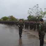 1ª visita de inspeção do comandante da 3ª brigada de cavalaria mecanizada Nos dias 21 e 22 de setembro de 2022, o 7º Regimento de Cavalaria Mecanizado (7º RC Mec), Regimento Brigadeiro Vasco Alves Pereira, recebeu a visita do Senhor General de Brigada Marco Aurélio Baldassarri, Comandante da 3ª Brigada de Cavalaria Mecanizada (3ª Bda C Mec), Brigada Patrício Correa da Câmara e comitiva. A visita iniciou com a Escolta Mecanizada que conduziu o Senhor General de Brigada Baldassarri até o Posto Médico da Guarnição de Santana do Livramento, o qual foi recepcionado pela Guarda de Honra e, logo após, houve uma visitação às instalações daquele local. Na sequência, ocorreu uma Seção de Treinamento Físico Militar centralizada no 7º RC Mec e uma corrida pelas ruas do município, a fim de promover a integração com a tropa da guarnição federal de Santana do Livramento. Na manhã do dia seguinte, ocorreu uma formatura geral no pátio de formatura Tenente Coronel José Ricardo de Abreu Salgado. Logo após, houve a apresentação dos oficiais do Regimento e uma reunião no auditório, onde o Comandante da 3ª Bda C Mec explanou aos Oficiais, Subtenentes e Sargentos do Regimento sobre assuntos diversos de interesse da Força e incentivo as atividades sociais da família militar. Em seguida, o Senhor Tenente Coronel Rafael Polinício Lanza Braga, Comandante do 7º RC Mec, explanou ao Comandante da 3ª Bda C Mec sobre a situação operacional, social e administrativa do Regimento, enfatizando os projetos confeccionados com objetivos de proporcionar melhorias as instalações da Unidade, alinhados com a intenção do escalão superior e os Projetos Estratégicos do Exército. Santana do Livramento – RS, 22 de setembro de 2022. RAFAEL POLINÍCIO LANZA BRAGA – Ten Cel