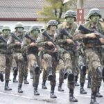 1ª visita de inspeção do comandante da 3ª brigada de cavalaria mecanizada Nos dias 21 e 22 de setembro de 2022, o 7º Regimento de Cavalaria Mecanizado (7º RC Mec), Regimento Brigadeiro Vasco Alves Pereira, recebeu a visita do Senhor General de Brigada Marco Aurélio Baldassarri, Comandante da 3ª Brigada de Cavalaria Mecanizada (3ª Bda C Mec), Brigada Patrício Correa da Câmara e comitiva. A visita iniciou com a Escolta Mecanizada que conduziu o Senhor General de Brigada Baldassarri até o Posto Médico da Guarnição de Santana do Livramento, o qual foi recepcionado pela Guarda de Honra e, logo após, houve uma visitação às instalações daquele local. Na sequência, ocorreu uma Seção de Treinamento Físico Militar centralizada no 7º RC Mec e uma corrida pelas ruas do município, a fim de promover a integração com a tropa da guarnição federal de Santana do Livramento. Na manhã do dia seguinte, ocorreu uma formatura geral no pátio de formatura Tenente Coronel José Ricardo de Abreu Salgado. Logo após, houve a apresentação dos oficiais do Regimento e uma reunião no auditório, onde o Comandante da 3ª Bda C Mec explanou aos Oficiais, Subtenentes e Sargentos do Regimento sobre assuntos diversos de interesse da Força e incentivo as atividades sociais da família militar. Em seguida, o Senhor Tenente Coronel Rafael Polinício Lanza Braga, Comandante do 7º RC Mec, explanou ao Comandante da 3ª Bda C Mec sobre a situação operacional, social e administrativa do Regimento, enfatizando os projetos confeccionados com objetivos de proporcionar melhorias as instalações da Unidade, alinhados com a intenção do escalão superior e os Projetos Estratégicos do Exército. Santana do Livramento – RS, 22 de setembro de 2022. RAFAEL POLINÍCIO LANZA BRAGA – Ten Cel