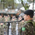 1ª visita de inspeção do comandante da 3ª brigada de cavalaria mecanizada Nos dias 21 e 22 de setembro de 2022, o 7º Regimento de Cavalaria Mecanizado (7º RC Mec), Regimento Brigadeiro Vasco Alves Pereira, recebeu a visita do Senhor General de Brigada Marco Aurélio Baldassarri, Comandante da 3ª Brigada de Cavalaria Mecanizada (3ª Bda C Mec), Brigada Patrício Correa da Câmara e comitiva. A visita iniciou com a Escolta Mecanizada que conduziu o Senhor General de Brigada Baldassarri até o Posto Médico da Guarnição de Santana do Livramento, o qual foi recepcionado pela Guarda de Honra e, logo após, houve uma visitação às instalações daquele local. Na sequência, ocorreu uma Seção de Treinamento Físico Militar centralizada no 7º RC Mec e uma corrida pelas ruas do município, a fim de promover a integração com a tropa da guarnição federal de Santana do Livramento. Na manhã do dia seguinte, ocorreu uma formatura geral no pátio de formatura Tenente Coronel José Ricardo de Abreu Salgado. Logo após, houve a apresentação dos oficiais do Regimento e uma reunião no auditório, onde o Comandante da 3ª Bda C Mec explanou aos Oficiais, Subtenentes e Sargentos do Regimento sobre assuntos diversos de interesse da Força e incentivo as atividades sociais da família militar. Em seguida, o Senhor Tenente Coronel Rafael Polinício Lanza Braga, Comandante do 7º RC Mec, explanou ao Comandante da 3ª Bda C Mec sobre a situação operacional, social e administrativa do Regimento, enfatizando os projetos confeccionados com objetivos de proporcionar melhorias as instalações da Unidade, alinhados com a intenção do escalão superior e os Projetos Estratégicos do Exército. Santana do Livramento – RS, 22 de setembro de 2022. RAFAEL POLINÍCIO LANZA BRAGA – Ten Cel