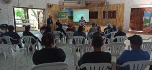 Na manhã desta terça-feira (27), a Secretaria Municipal de Assistência e Inclusão Social (Smais) realizou mais uma atividade relacionada ao mês da pessoa idosa. Desta vez, o advogado Fabricio Duarte conversou com os idosos presentes sobre “Abuso econômico, financeiro e patrimonial contra a pessoa idosa e a comunicação não violenta”.  De acordo com a secretária municipal de assistência social, Maria Drekener, é de extrema importância que os idosos tenham esse entendimento sobre os seus direitos.  "Quem não está no meio muitas vezes não identifica, mas não são raras as vezes que as pessoas nos procuram denunciando e até os próprios idosos nos  procurando ajuda por questões de golpes ou fraudes, até mesmo por parentes que acabam fazendo empréstimos ou retendo o dinheiro daquelas pessoas, e também instituições que oferecem empréstimos sem elas entenderem muito bem", destacou a secretária sobre a importância do evento.  As atividades relacionadas ao mês da pessoa idosa terão sua conclusão no próximo sábado (1º),  com um baile no CTG Fronteira Aberta, das 16h às 20h, com acesso gratuito, aos idosos que buscarem os ingressos na SMAIS no decorrer desta semana. 