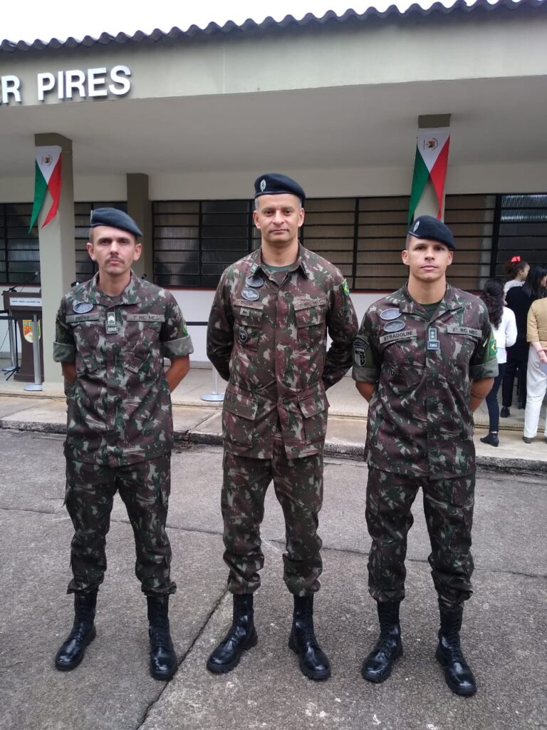 CONCLUSÃO DE CURSO Santana do Livramento (RS) - No dia 21 de outubro de 2022, foi realizada no Centro de Instrução de Blindados, na cidade de Santa Maria, a formatura de conclusão do Curso de Operação da Viatura Blindada Guarani. O curso foi realizado em duas fases distintas; a primeira fase, através do método de Ensino à Distância (EAD), no período de 25 de julho a 19 de agosto de 2022, e a segunda fase, de forma presencial, no Centro de Instrução de Blindados, no período de 29 de agosto a 21 de outubro de 2022, onde foram estudados assuntos inerentes as áreas Técnicas e Operacionais da Viatura Blindada Guarani. Na oportunidade, concluíram o referido curso, o 1º Tenente João Pedro Stradolini de Sant’anna e o 3º Sargento Victor Francisco Simões da Rosa, ambos do 7º Regimento de Cavalaria Mecanizado (7º RC Mec). Os militares comporão a Seção de Instrução de Blindados do Regimento, com a finalidade de formar as guarnições mecanizadas desta Organização Militar. O Senhor Tenente Coronel Rafael Polinício Lanza Braga, Comandante do 7º RC Mec, em nome dos integrantes desta Unidade, parabeniza os militares por suas conquistas e deseja-os sucesso continuado em suas carreiras.