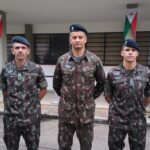 CONCLUSÃO DE CURSO Santana do Livramento (RS) - No dia 21 de outubro de 2022, foi realizada no Centro de Instrução de Blindados, na cidade de Santa Maria, a formatura de conclusão do Curso de Operação da Viatura Blindada Guarani. O curso foi realizado em duas fases distintas; a primeira fase, através do método de Ensino à Distância (EAD), no período de 25 de julho a 19 de agosto de 2022, e a segunda fase, de forma presencial, no Centro de Instrução de Blindados, no período de 29 de agosto a 21 de outubro de 2022, onde foram estudados assuntos inerentes as áreas Técnicas e Operacionais da Viatura Blindada Guarani. Na oportunidade, concluíram o referido curso, o 1º Tenente João Pedro Stradolini de Sant’anna e o 3º Sargento Victor Francisco Simões da Rosa, ambos do 7º Regimento de Cavalaria Mecanizado (7º RC Mec). Os militares comporão a Seção de Instrução de Blindados do Regimento, com a finalidade de formar as guarnições mecanizadas desta Organização Militar. O Senhor Tenente Coronel Rafael Polinício Lanza Braga, Comandante do 7º RC Mec, em nome dos integrantes desta Unidade, parabeniza os militares por suas conquistas e deseja-os sucesso continuado em suas carreiras.