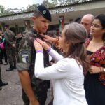 CONCLUSÃO DE CURSO Santana do Livramento (RS) - No dia 21 de outubro de 2022, foi realizada no Centro de Instrução de Blindados, na cidade de Santa Maria, a formatura de conclusão do Curso de Operação da Viatura Blindada Guarani. O curso foi realizado em duas fases distintas; a primeira fase, através do método de Ensino à Distância (EAD), no período de 25 de julho a 19 de agosto de 2022, e a segunda fase, de forma presencial, no Centro de Instrução de Blindados, no período de 29 de agosto a 21 de outubro de 2022, onde foram estudados assuntos inerentes as áreas Técnicas e Operacionais da Viatura Blindada Guarani. Na oportunidade, concluíram o referido curso, o 1º Tenente João Pedro Stradolini de Sant’anna e o 3º Sargento Victor Francisco Simões da Rosa, ambos do 7º Regimento de Cavalaria Mecanizado (7º RC Mec). Os militares comporão a Seção de Instrução de Blindados do Regimento, com a finalidade de formar as guarnições mecanizadas desta Organização Militar. O Senhor Tenente Coronel Rafael Polinício Lanza Braga, Comandante do 7º RC Mec, em nome dos integrantes desta Unidade, parabeniza os militares por suas conquistas e deseja-os sucesso continuado em suas carreiras.