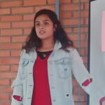 Na próxima sexta-feira (7), a Escola Estadual Júlio de Castilhos promoverá para alunos e professores a primeira rústica do Júlio de Castilhos em parceira com o Estúdio Arte do Controle. De acordo com a vice diretora da escola, Camila Braz, a ação iniciará às 10h e a comunidade escolar percorrerá 1,5km no entorno da instituição. "A rústica foi pensada para integrar professores e alunos das séries finais e do ensino médio, ela vai ocorrer aqui nas proximidades da escola com 1,5km dividida em categoria feminino e masculino, com duas categorias de acordo com as idades. A movimentação está grande, muitos deles querem participar e tem muita gente treinando também", explicou a professora. Para esta atividades os alunos estão realizando treinos de reconhecimento com a professora da disciplina de educação física Zully Cristina Morales. Confira a rota Os alunos e professores sairão da frente da escola até a rua General Neto, subirão até a rua Pinheiro Machado onde farão um trecho e retornarão para a escola. Parceria com a Arte do Controle  A direção da escola proporcionou, na última quinta-feira (29), uma palestra com a atleta Sameher Baja, que integra estúdio de pilates Arte do Controle e vem conquistando diversos títulos em todas as competições que participa. Na oportunidade a atleta contou aos alunos e professores a sua trajetória no esporte, bem como todas as competições que participou com o objetivo de incentivar os alunos à praticas saudáveis. Debora Castro debora@jornalaplateia.com
