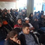 Na próxima sexta-feira (7), a Escola Estadual Júlio de Castilhos promoverá para alunos e professores a primeira rústica do Júlio de Castilhos em parceira com o Estúdio Arte do Controle. De acordo com a vice diretora da escola, Camila Braz, a ação iniciará às 10h e a comunidade escolar percorrerá 1,5km no entorno da instituição. "A rústica foi pensada para integrar professores e alunos das séries finais e do ensino médio, ela vai ocorrer aqui nas proximidades da escola com 1,5km dividida em categoria feminino e masculino, com duas categorias de acordo com as idades. A movimentação está grande, muitos deles querem participar e tem muita gente treinando também", explicou a professora. Para esta atividades os alunos estão realizando treinos de reconhecimento com a professora da disciplina de educação física Zully Cristina Morales. Confira a rota Os alunos e professores sairão da frente da escola até a rua General Neto, subirão até a rua Pinheiro Machado onde farão um trecho e retornarão para a escola. Parceria com a Arte do Controle  A direção da escola proporcionou, na última quinta-feira (29), uma palestra com a atleta Sameher Baja, que integra estúdio de pilates Arte do Controle e vem conquistando diversos títulos em todas as competições que participa. Na oportunidade a atleta contou aos alunos e professores a sua trajetória no esporte, bem como todas as competições que participou com o objetivo de incentivar os alunos à praticas saudáveis. Debora Castro debora@jornalaplateia.com