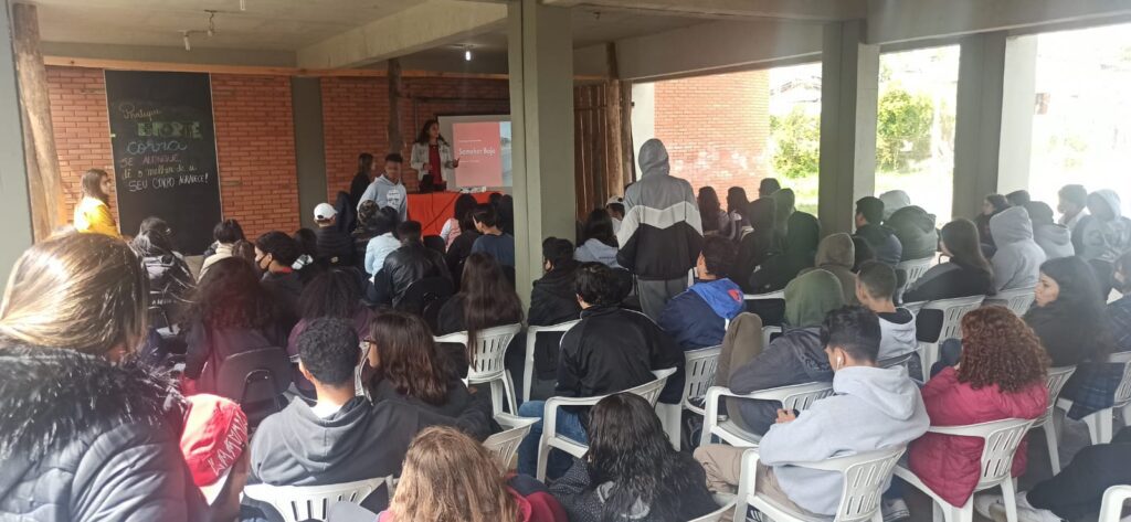 Na próxima sexta-feira (7), a Escola Estadual Júlio de Castilhos promoverá para alunos e professores a primeira rústica do Júlio de Castilhos em parceira com o Estúdio Arte do Controle. De acordo com a vice diretora da escola, Camila Braz, a ação iniciará às 10h e a comunidade escolar percorrerá 1,5km no entorno da instituição. "A rústica foi pensada para integrar professores e alunos das séries finais e do ensino médio, ela vai ocorrer aqui nas proximidades da escola com 1,5km dividida em categoria feminino e masculino, com duas categorias de acordo com as idades. A movimentação está grande, muitos deles querem participar e tem muita gente treinando também", explicou a professora. Para esta atividades os alunos estão realizando treinos de reconhecimento com a professora da disciplina de educação física Zully Cristina Morales. Confira a rota Os alunos e professores sairão da frente da escola até a rua General Neto, subirão até a rua Pinheiro Machado onde farão um trecho e retornarão para a escola. Parceria com a Arte do Controle  A direção da escola proporcionou, na última quinta-feira (29), uma palestra com a atleta Sameher Baja, que integra estúdio de pilates Arte do Controle e vem conquistando diversos títulos em todas as competições que participa. Na oportunidade a atleta contou aos alunos e professores a sua trajetória no esporte, bem como todas as competições que participou com o objetivo de incentivar os alunos à praticas saudáveis. Debora Castro debora@jornalaplateia.com