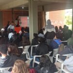 Na próxima sexta-feira (7), a Escola Estadual Júlio de Castilhos promoverá para alunos e professores a primeira rústica do Júlio de Castilhos em parceira com o Estúdio Arte do Controle. De acordo com a vice diretora da escola, Camila Braz, a ação iniciará às 10h e a comunidade escolar percorrerá 1,5km no entorno da instituição. "A rústica foi pensada para integrar professores e alunos das séries finais e do ensino médio, ela vai ocorrer aqui nas proximidades da escola com 1,5km dividida em categoria feminino e masculino, com duas categorias de acordo com as idades. A movimentação está grande, muitos deles querem participar e tem muita gente treinando também", explicou a professora. Para esta atividades os alunos estão realizando treinos de reconhecimento com a professora da disciplina de educação física Zully Cristina Morales. Confira a rota Os alunos e professores sairão da frente da escola até a rua General Neto, subirão até a rua Pinheiro Machado onde farão um trecho e retornarão para a escola. Parceria com a Arte do Controle  A direção da escola proporcionou, na última quinta-feira (29), uma palestra com a atleta Sameher Baja, que integra estúdio de pilates Arte do Controle e vem conquistando diversos títulos em todas as competições que participa. Na oportunidade a atleta contou aos alunos e professores a sua trajetória no esporte, bem como todas as competições que participou com o objetivo de incentivar os alunos à praticas saudáveis. Debora Castro debora@jornalaplateia.com